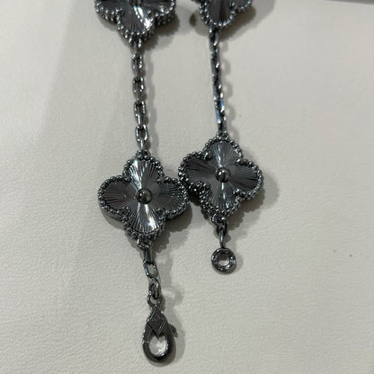 [Everoly JW] CLOVER 5 MOTIF BLACK BRACELET