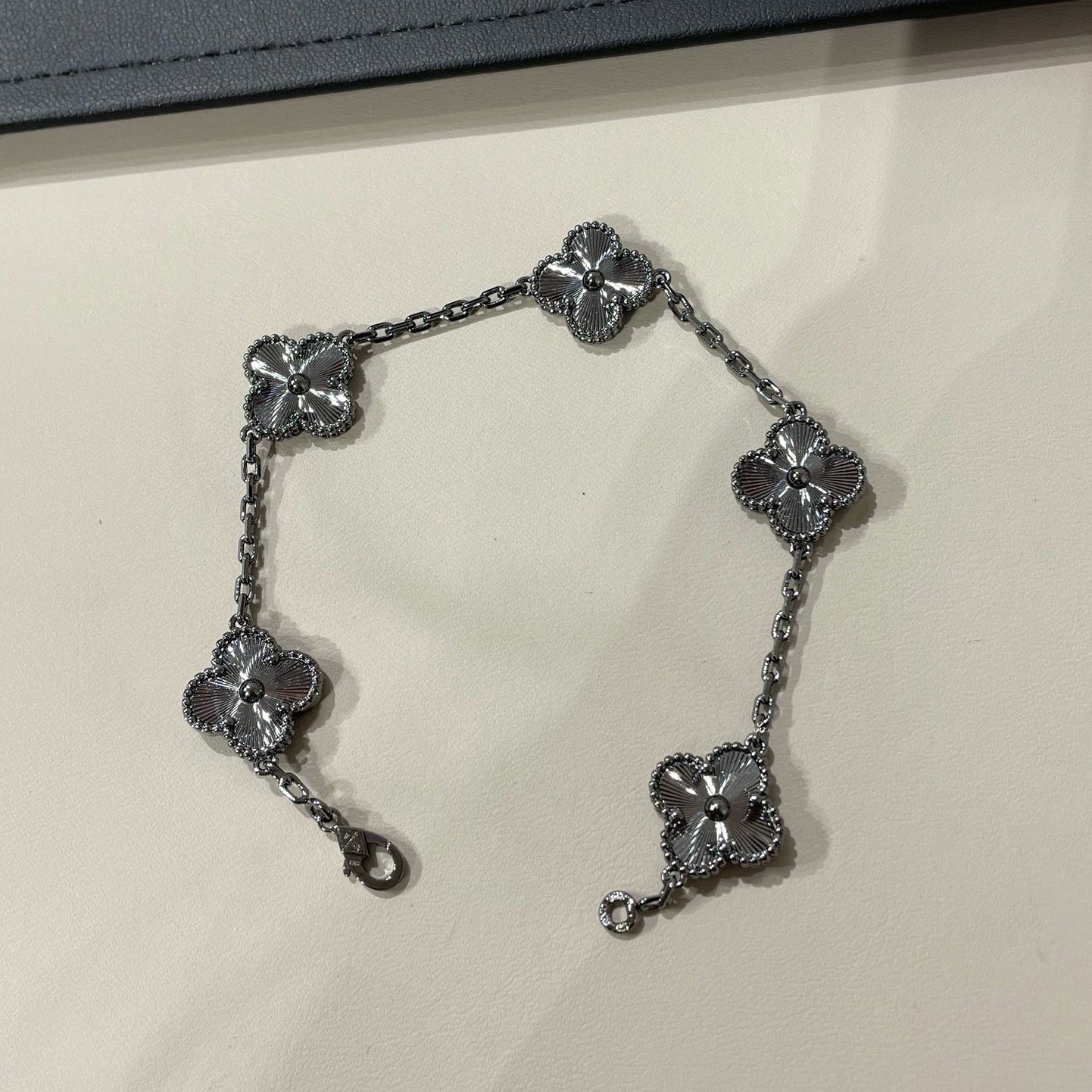 [Everoly JW] CLOVER 5 MOTIF BLACK BRACELET
