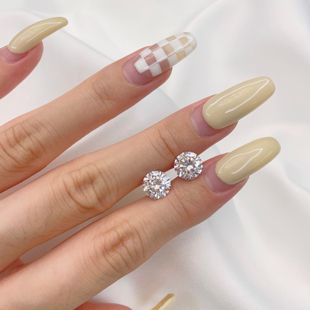 [Violet JW]Stylish Shiny Round Center Stone Stud Earrings