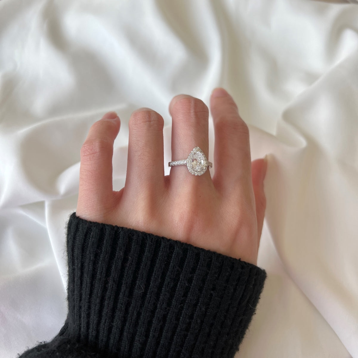 [Violet JW]1.0 Carat Luxurious Resplendent Water Drop Shape Wedding Ring
