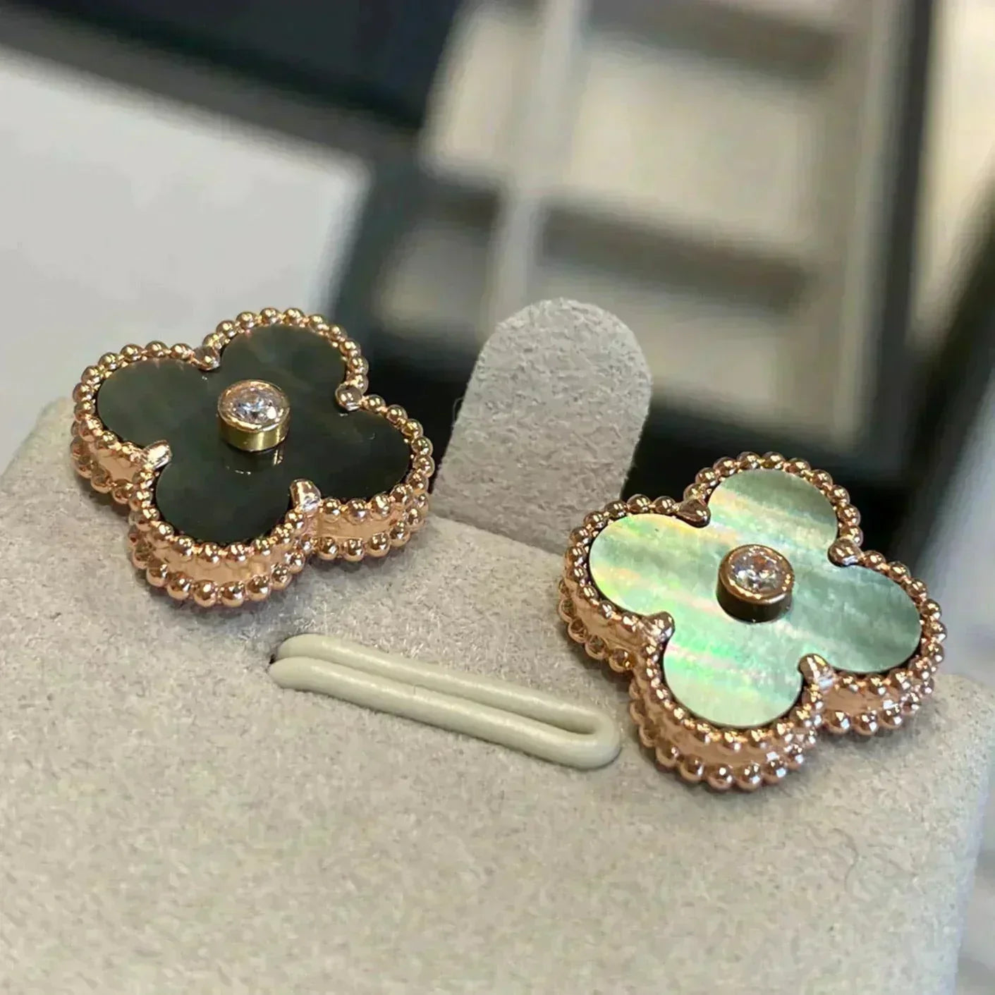 [Everoly JW]CLOVER MEDIUM 1 MOTIFS GRAY MOP  DIAMOND EARRINGS