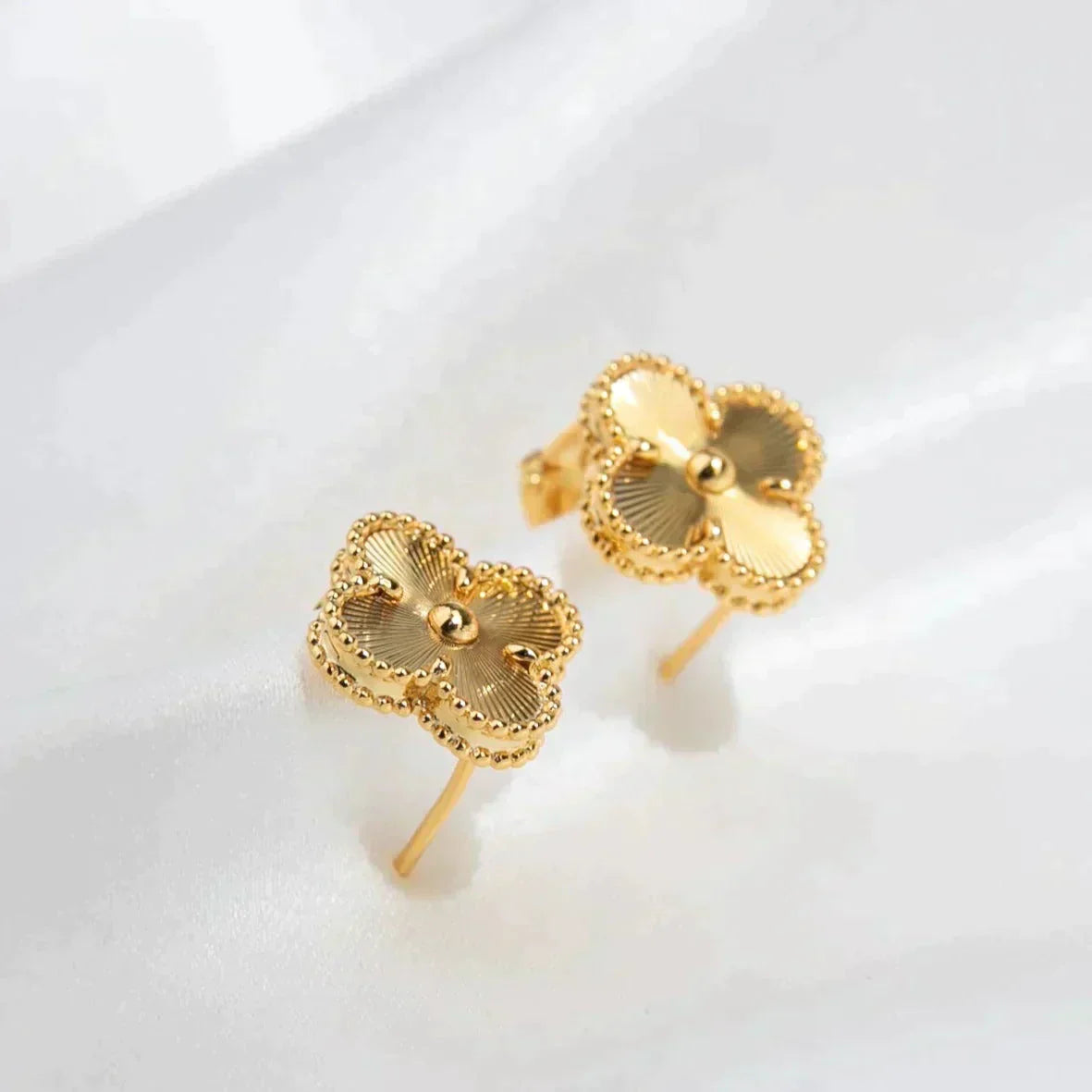 [Everoly JW]CLOVER MEDIUM 1 MOTIFS LASER EARRINGS