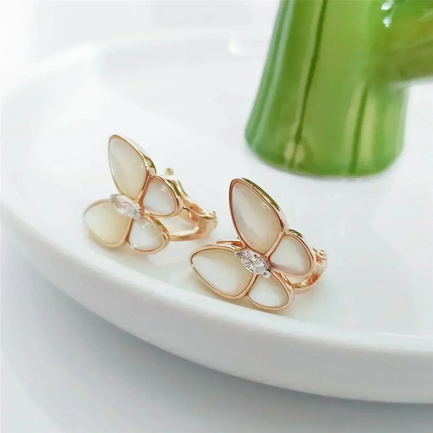 [Everoly JW]BUTTERFLY MOP DIAMOND EARRINGS