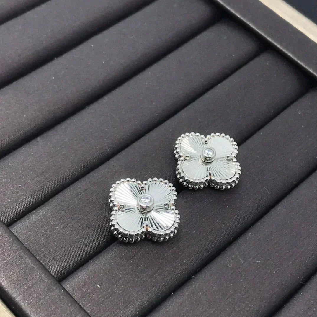 [Everoly JW]CLOVER MINI 9.5MM LASER EARRINGS