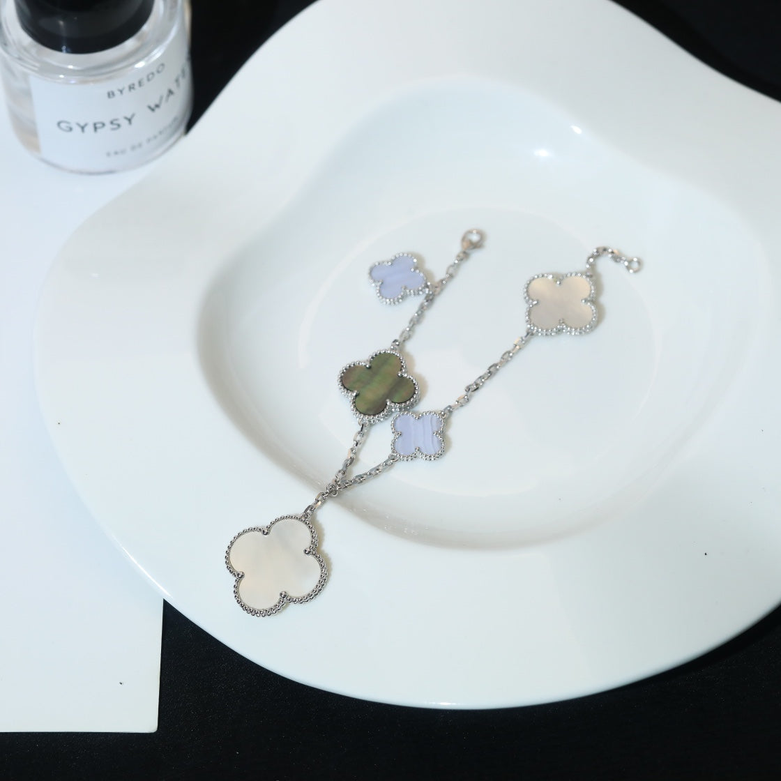 [Everoly JW]CLOVER BRACELET 5 MOTIFS MOP CHALCEDONY SILVER