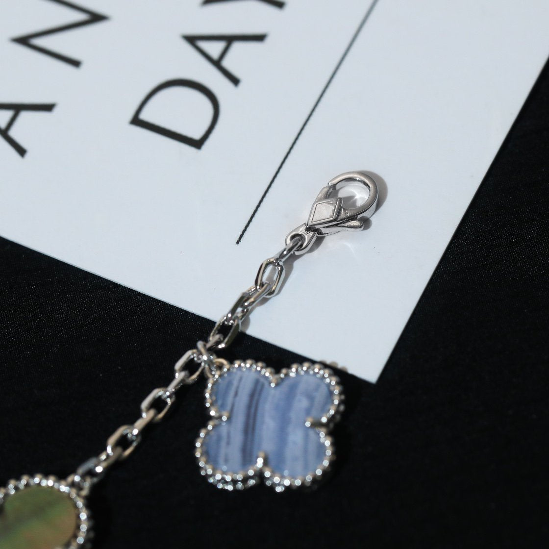 [Everoly JW]CLOVER BRACELET 5 MOTIFS MOP CHALCEDONY SILVER