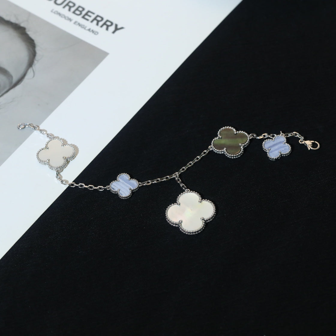 [Everoly JW]CLOVER BRACELET 5 MOTIFS MOP CHALCEDONY SILVER