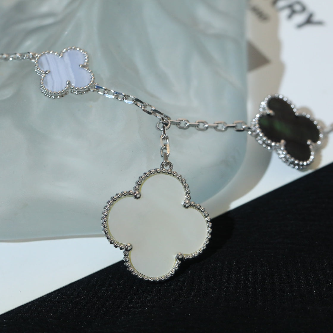 [Everoly JW]CLOVER BRACELET 5 MOTIFS MOP CHALCEDONY SILVER