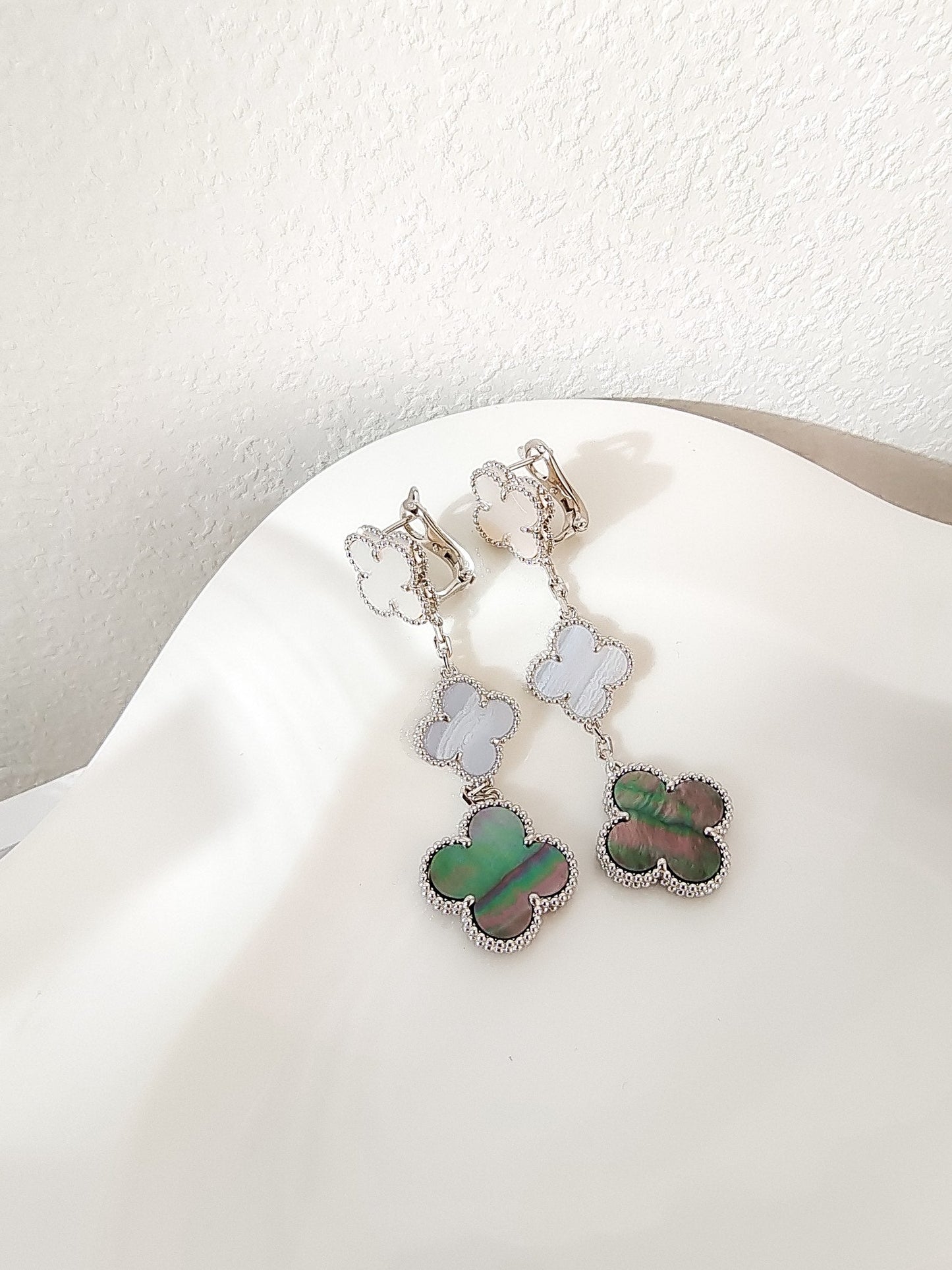 [Everoly JW]CLOVER 3 MOTIFS CHALCEDONY DARK MOP SILVER EARRINGS