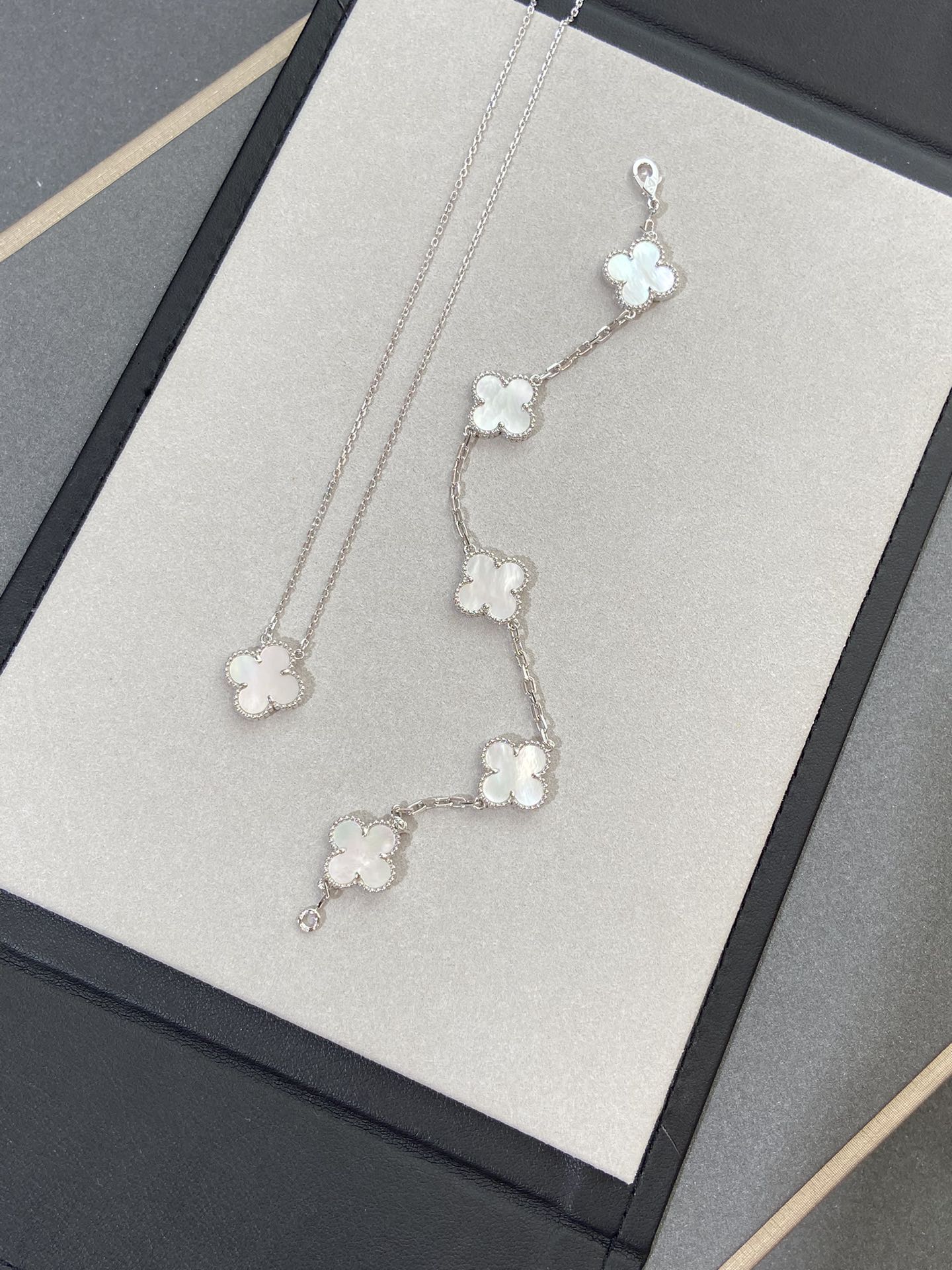 [Everoly JW] CLOVER WHITE PEARL MOP 5 MOTIF BRACELET COLLECTION