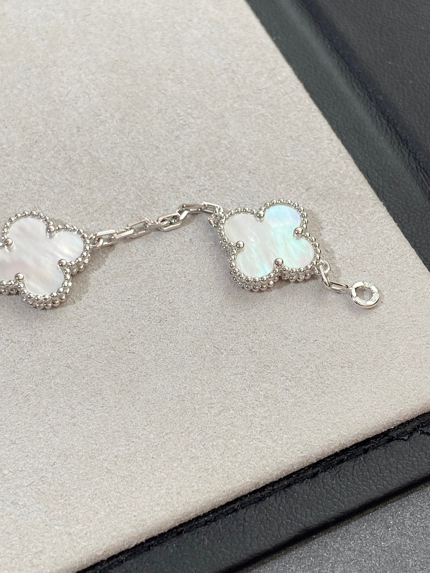 [Everoly JW] CLOVER WHITE PEARL MOP 5 MOTIF BRACELET COLLECTION