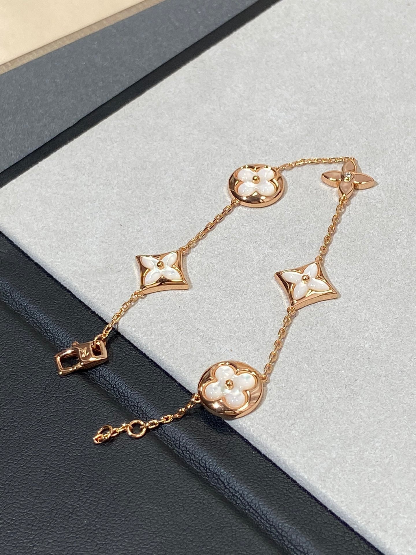 [Everoly JW]STAR AND SUN 5 MOTIF MOP PINK GOLD BRACELET