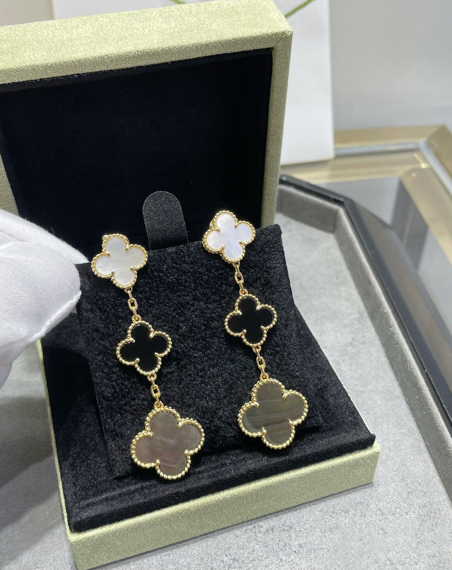 [Everoly JW]CLOVER 3 MOTIF MOP ONYX DARK MOP PINK GOLD EARRINGS