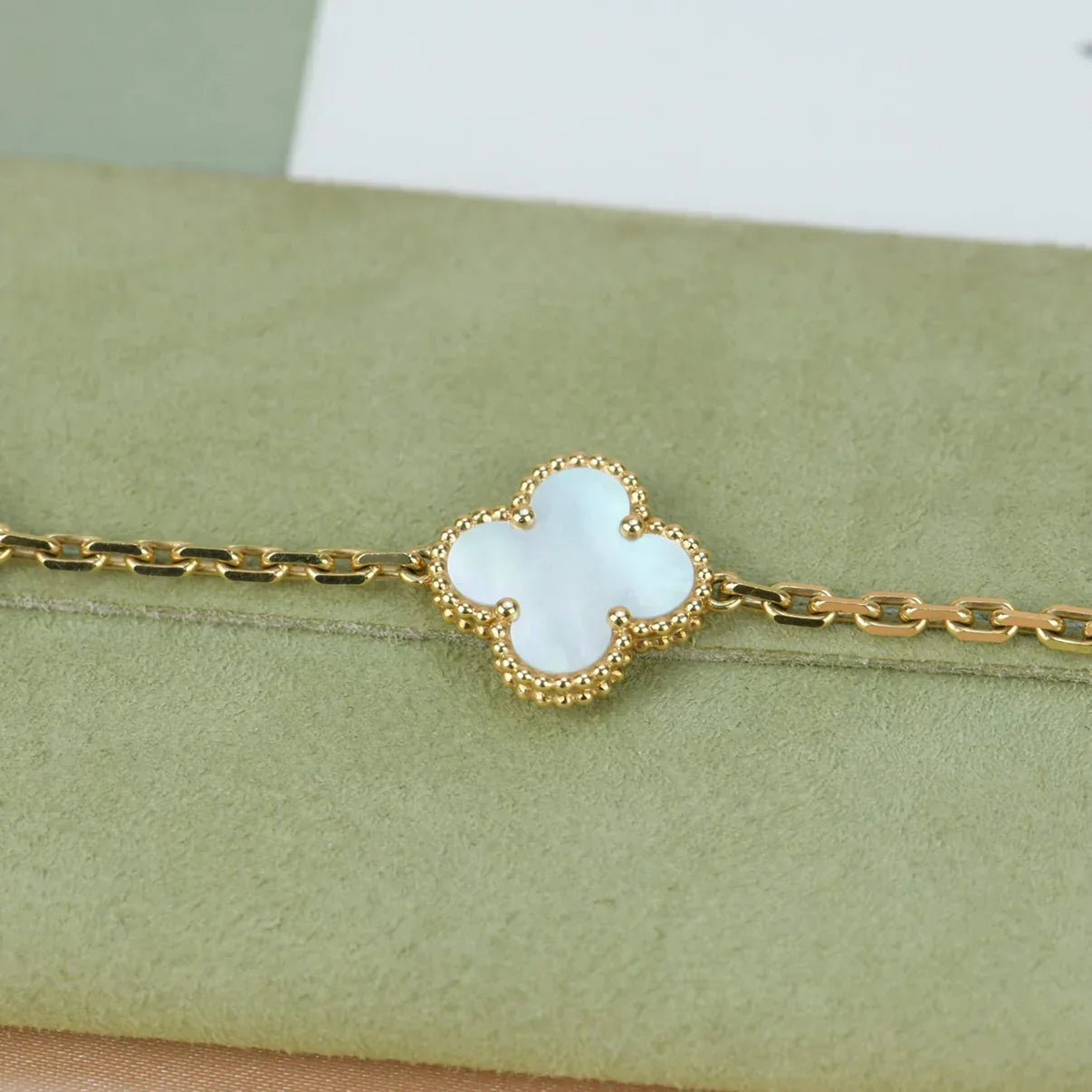 [Everoly JW] CLOVER WHITE PEARL MOP 5 MOTIF BRACELET COLLECTION