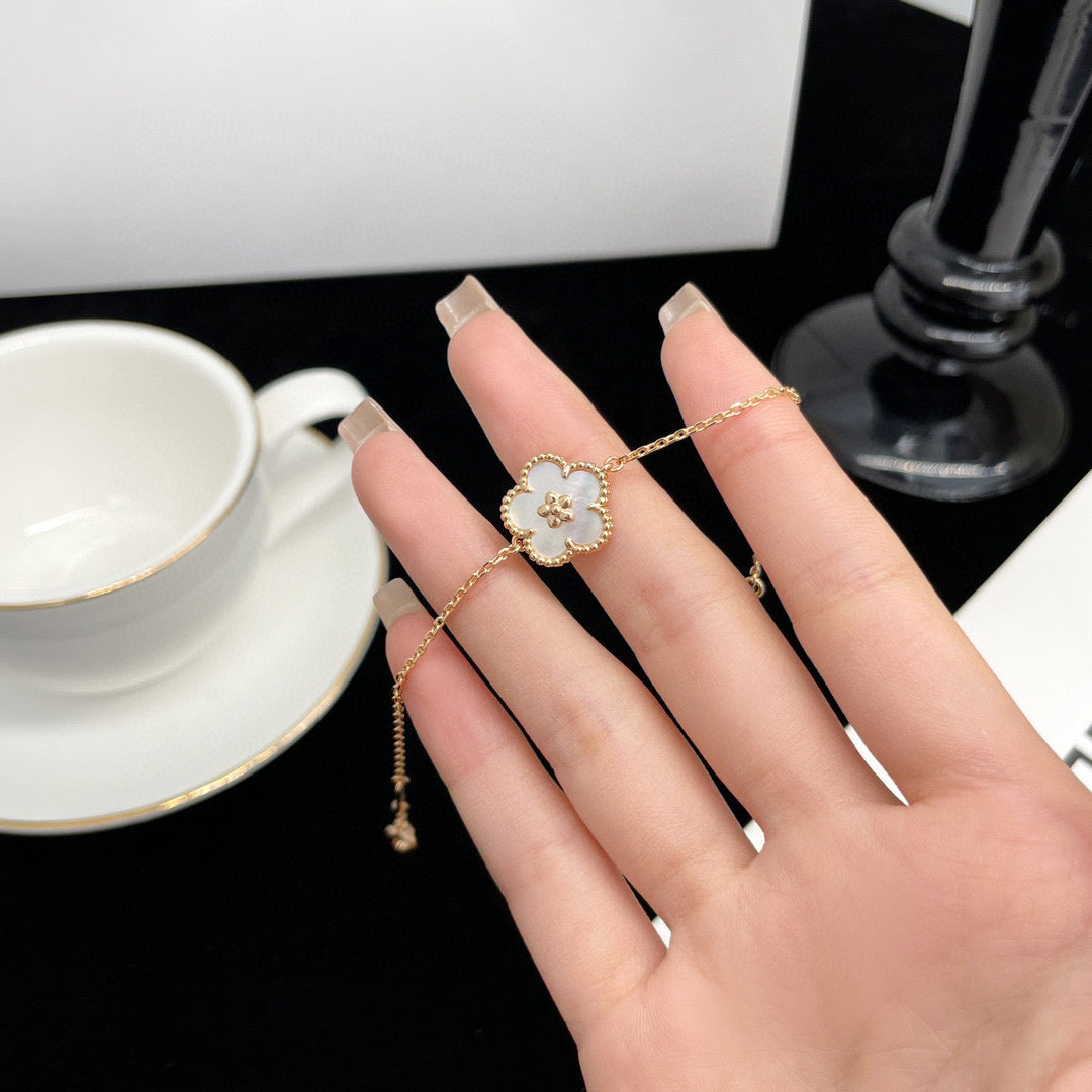 [Everoly JW]LUCKY WHITE MOP PLUM BLOSSOM  BRACELET
