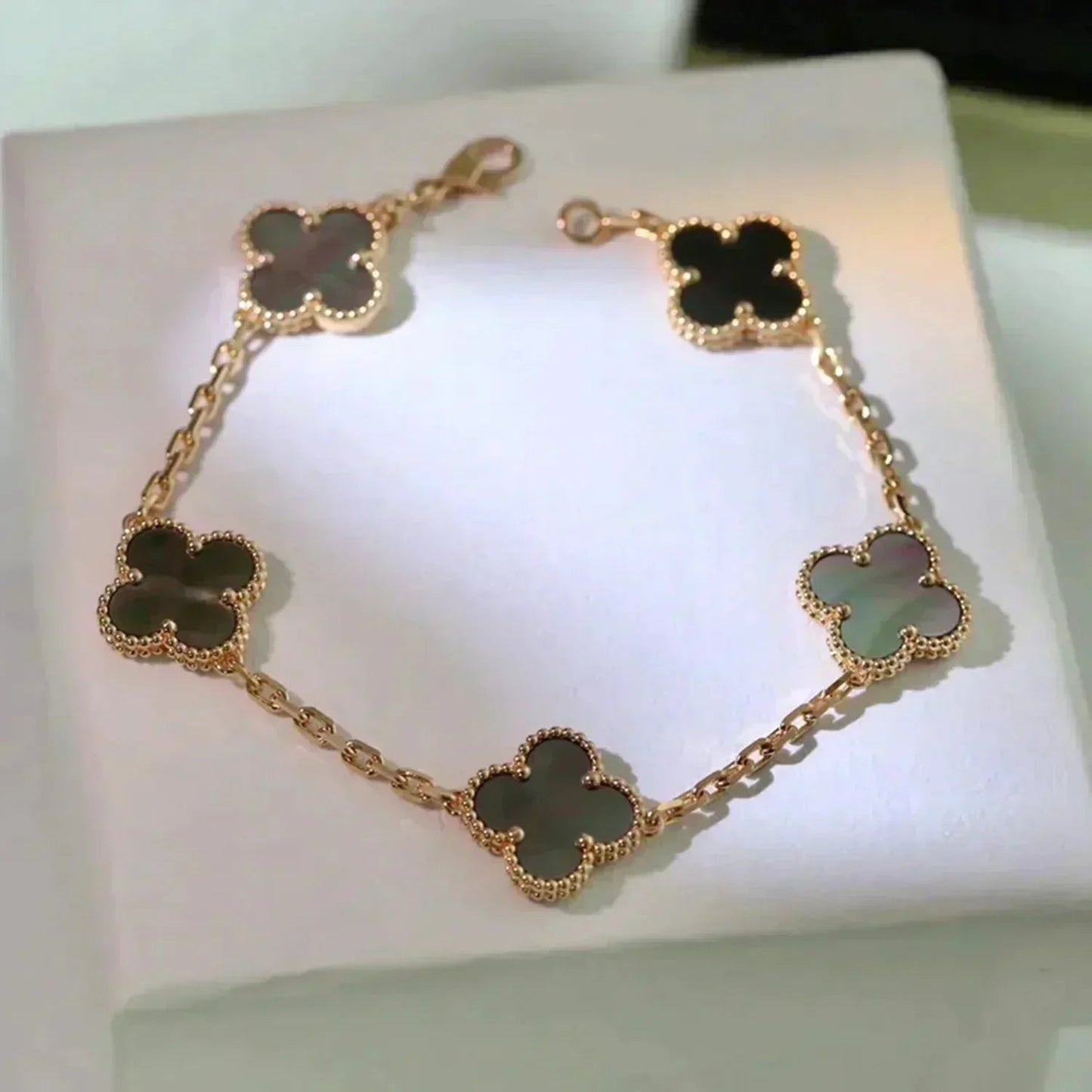 [Everoly JW]  CLOVER 5 MOTIF GRAY MOP BRACELET COLLECTION