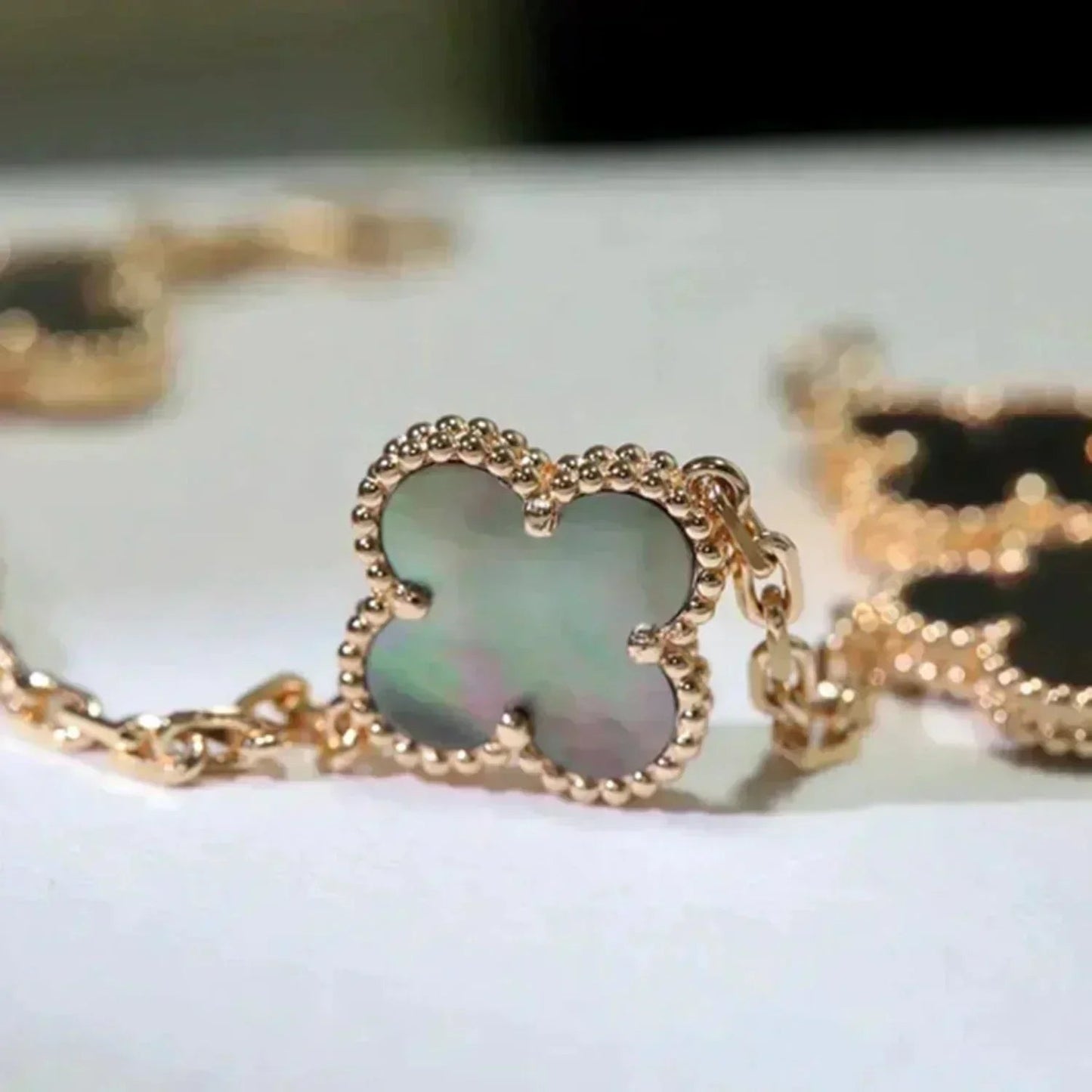 [Everoly JW]  CLOVER 5 MOTIF GRAY MOP BRACELET COLLECTION